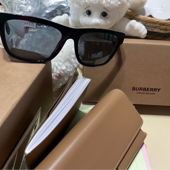 Burberry Black Sunglasses Sleek Design NWT - Picture 5 of 6